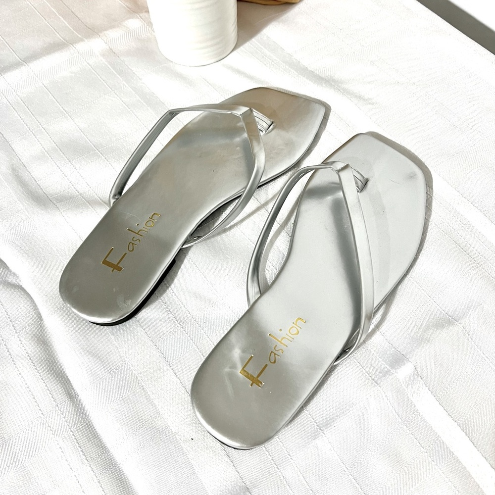 Silver flip flops - trendy square toe flip flop